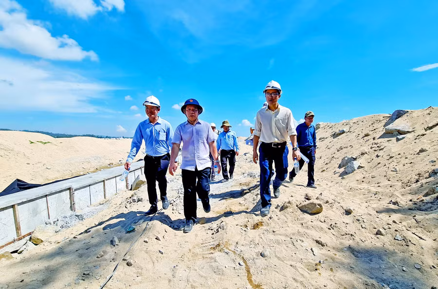 Trong ngày 30/8, ông Đặng Văn Minh - Chủ tịch UBND tỉnh Quảng Ngãi đã đi kiểm tra thực tiến độ các dự án kè biển ở xã Nghĩa An và xã Tịnh Kỳ (TP Quảng Ngãi). Qua đó, ghi nhận sự nỗ lực của chủ đầu tư và các đơn vị thi công trong việc đẩy nhanh tiến độ thực hiện dự án. Trong thời gian tới, ông Đặng Văn Minh yêu cầu chủ đầu tư chỉ đạo các đơn vị thi công dự án kè chống sạt lở bờ biển thôn Kỳ Xuyên (xã Tịnh Kỳ) và Kè chống sạt lở bờ biển thôn Phổ Trường (xã Nghĩa An) phải hoàn thành trước 30/9 để đưa vào khai thác.