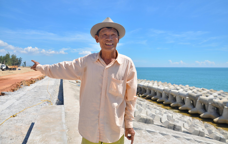 Ông Trương Văn Hùng (75 tuổi, ngụ thôn Phổ Trường, xã Nghĩa An) cho biết, niềm mơ ước mấy chục năm nay về kè biển kiên cố của ông và người dân nơi đây cuối cùng cũng được thực hiện. Vào mùa mưa bão các năm trước, người dân ở đây luôn sống trong nơm nớp, lo sợ biển 'nuốt chửng' nhà cửa, nhưng sắp tới có kè biển rồi nên bà con yên tâm hơn nhiều. Ông Trương Văn Hùng (75 tuổi, ngụ thôn Phổ Trường, xã Nghĩa An) cho biết, niềm mơ ước mấy chục năm nay về kè biển kiên cố của ông và người dân nơi đây cuối cùng cũng được thực hiện. Vào mùa mưa bão các năm trước, người dân ở đây luôn sống trong nơm nớp, lo sợ biển 'nuốt chửng' nhà cửa, nhưng sắp tới có kè biển rồi nên bà con yên tâm hơn nhiều.