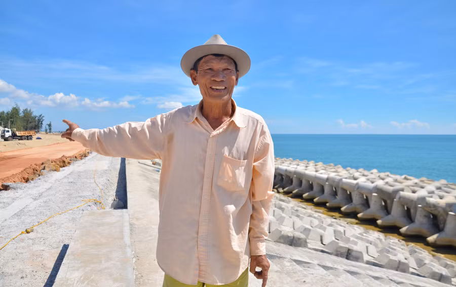 Ông Trương Văn Hùng (75 tuổi, ngụ thôn Phổ Trường, xã Nghĩa An) cho biết, niềm mơ ước mấy chục năm nay về kè biển kiên cố của ông và người dân nơi đây cuối cùng cũng được thực hiện. Vào mùa mưa bão các năm trước, người dân ở đây luôn sống trong nơm nớp, lo sợ biển 'nuốt chửng' nhà cửa, nhưng sắp tới có kè biển rồi nên bà con yên tâm hơn nhiều.