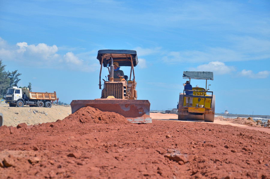 Hồi tháng 10, 11 và 12-2021, tại khu vực bờ biển thôn Phổ Trường bị sạt lở nghiêm trọng với chiều dài khoảng 700m, trong đó hơn 200m đã xâm thực sâu, gây sạt lở bờ từ 10-50m, uy hiếp trực tiếp đến tính mạng, tài sản người dân thôn Phổ Trường. Hồi tháng 10, 11 và 12-2021, tại khu vực bờ biển thôn Phổ Trường bị sạt lở nghiêm trọng với chiều dài khoảng 700m, trong đó hơn 200m đã xâm thực sâu, gây sạt lở bờ từ 10-50m, uy hiếp trực tiếp đến tính mạng, tài sản người dân thôn Phổ Trường.