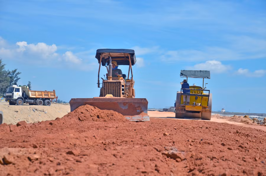 Hồi tháng 10, 11 và 12-2021, tại khu vực bờ biển thôn Phổ Trường bị sạt lở nghiêm trọng với chiều dài khoảng 700m, trong đó hơn 200m đã xâm thực sâu, gây sạt lở bờ từ 10-50m, uy hiếp trực tiếp đến tính mạng, tài sản người dân thôn Phổ Trường.