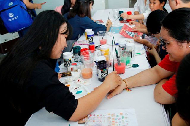 Các sinh viên hào hứng tham gia vào lễ hội văn hóa Hàn Quốc bằng nhiều hình thức, hoạt động