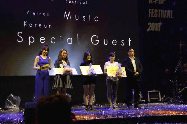 Sân chơi lễ hội đậm màu sắc văn hóa Hàn Quốc với nhiều hoạt động đã thật sự mang đến không khí vui tươi cho sinh viên Sân chơi lễ hội đậm màu sắc văn hóa Hàn Quốc với nhiều hoạt động đã thật sự mang đến không khí vui tươi cho sinh viên