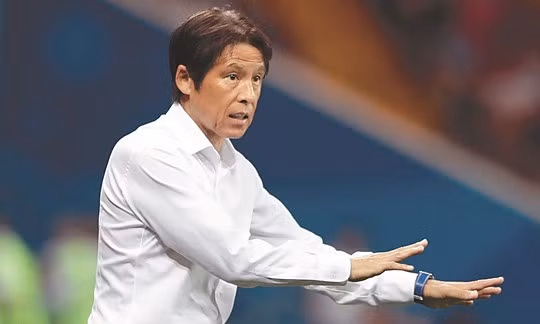 HLV Akira Nishino có nhiều thành tích cấp CLB hơn hẳn so với HLV Park Hang-seo