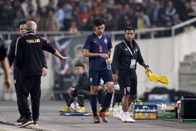 Tân HLV tuyển Thái Lan do dự ký hợp đồng do e ngại bóng đá Việt Nam - ảnh 2