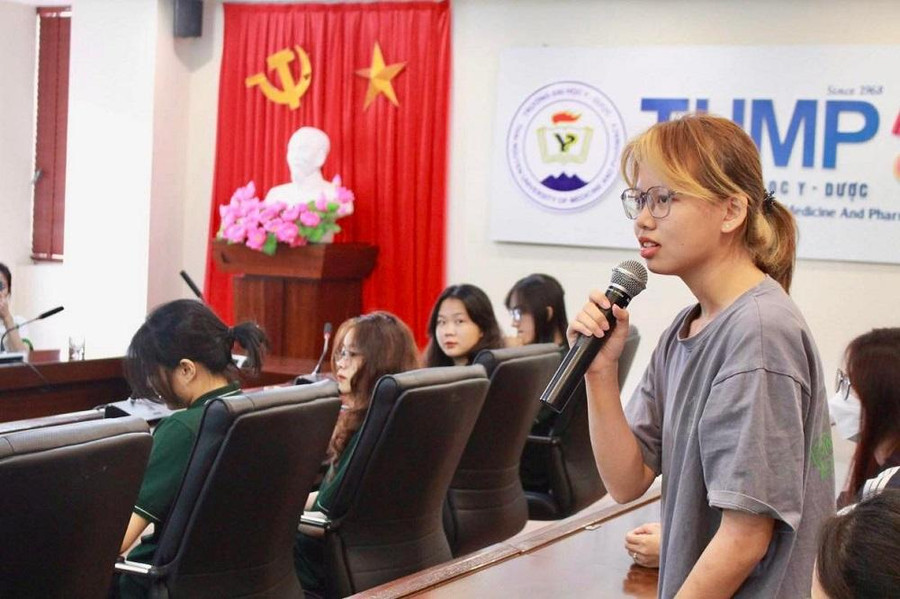Sinh viên trường Đại học Y – Dược (ĐH Thái Nguyên) đặt câu hỏi cho tác giả. Sinh viên trường Đại học Y – Dược (ĐH Thái Nguyên) đặt câu hỏi cho tác giả.