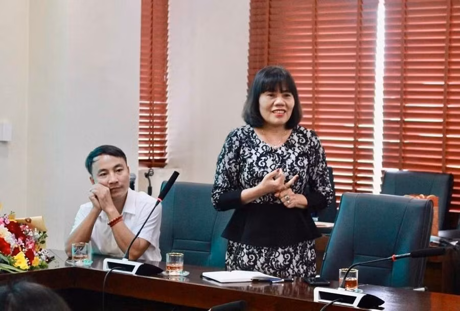 Nhà báo Lê Hoa Chi tác giả cuốn sách Vượt khó thì dễ vượt sướng thì khó. Nhà báo Lê Hoa Chi tác giả cuốn sách Vượt khó thì dễ vượt sướng thì khó.