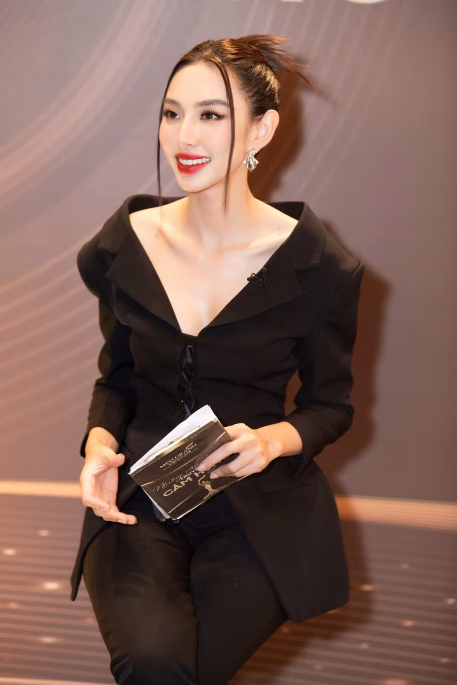 Hoa hậu Hòa bình thế giới 2021 Nguyễn Thúc Thùy Tiên.