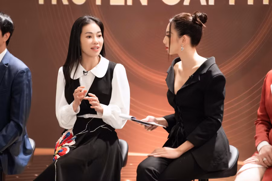 Bà Phạm Kim Dung và Hoa hậu Nguyễn Thúc Thùy Tiên.