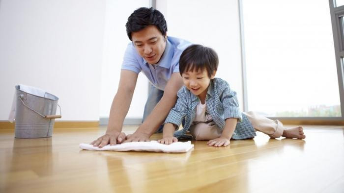 Lau nhà mỗi ngày là cách để giữ cho gạch lát sàn nhà bếp luôn sạch sẽ, không tì vết. Lau nhà mỗi ngày là cách để giữ cho gạch lát sàn nhà bếp luôn sạch sẽ, không tì vết.