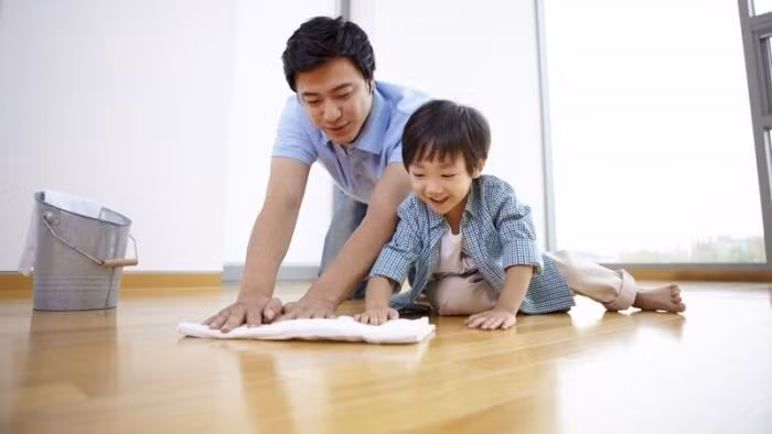 Lau nhà mỗi ngày là cách để giữ cho gạch lát sàn nhà bếp luôn sạch sẽ, không tì vết.