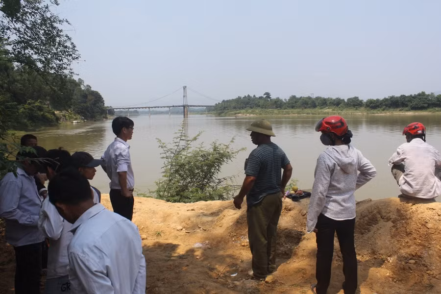 Người thân nóng lòng túc trực tại bờ sông, nơi 2 nữ sinh bị nước cuốn trôi 