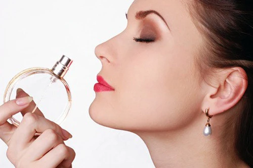 Xịt nước hoa ở rốn mới là đúng cách nhất