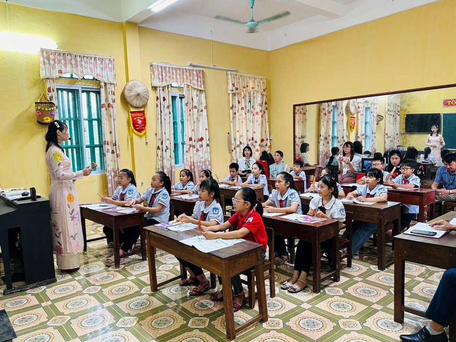 Giờ học Âm nhạc của cô giáo Ngô Thị Là, giáo viên Trường Tiểu học Hải Lý.