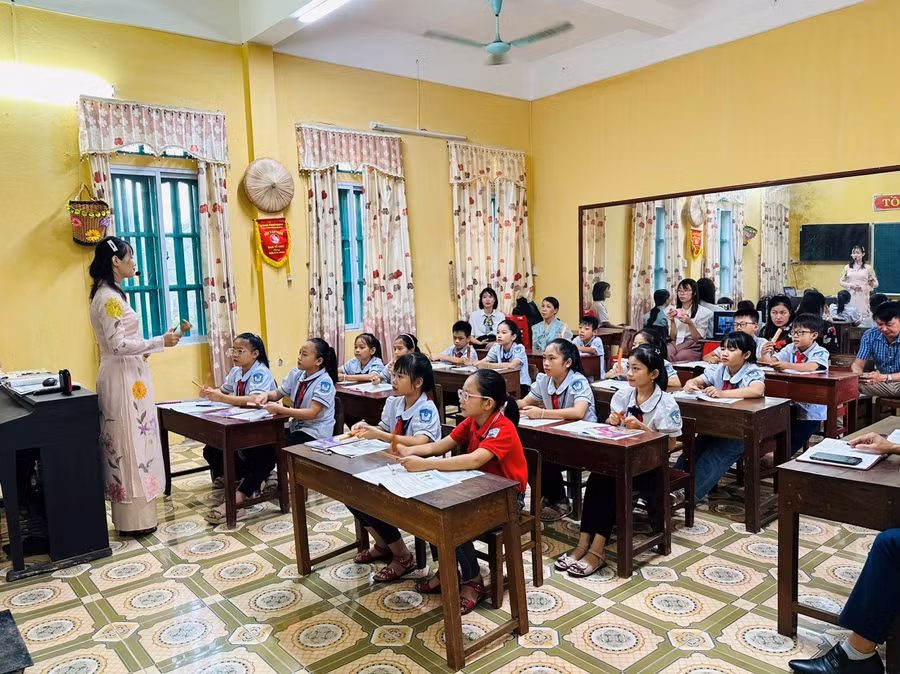 Giờ học Âm nhạc của cô giáo Ngô Thị Là, giáo viên Trường Tiểu học Hải Lý.