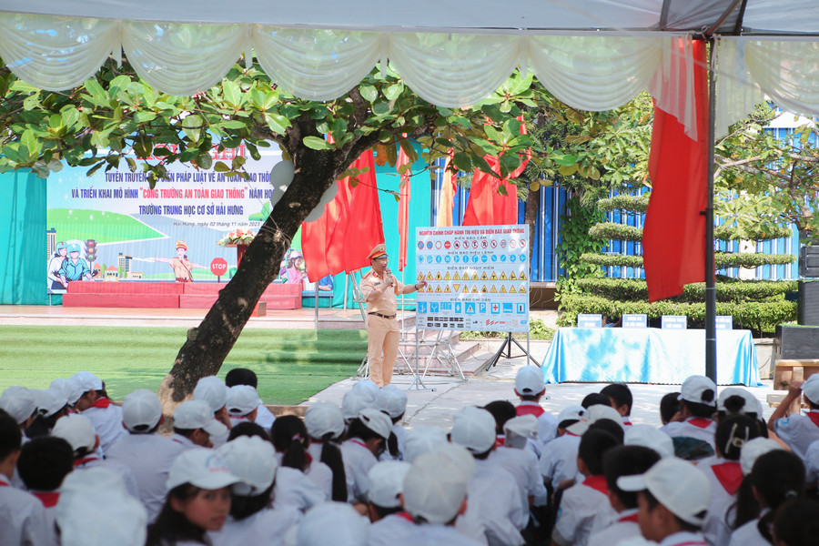 Các em học sinh nghe tuyên truyền về an toàn giao thông từ lực lượng Công an. Các em học sinh nghe tuyên truyền về an toàn giao thông từ lực lượng Công an.