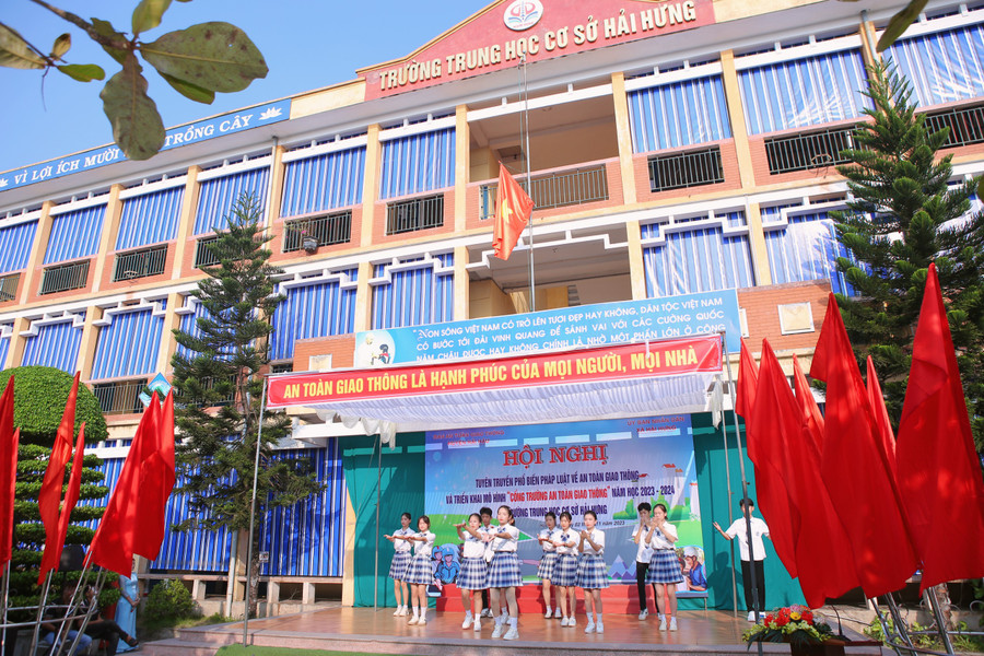 Trường THCS Hải Hưng hiện có gần 700 em học sinh. Trường THCS Hải Hưng hiện có gần 700 em học sinh.