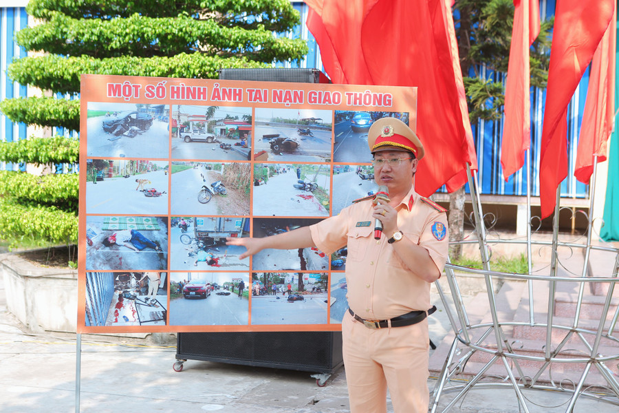 Thiếu tá Vũ Văn Thuỷ - Phó đội trưởng Đội CSGT, Công an huyện Hải Hậu chia sẻ kiến thức về ATGT cho học sinh nhà trường. Thiếu tá Vũ Văn Thuỷ - Phó đội trưởng Đội CSGT, Công an huyện Hải Hậu chia sẻ kiến thức về ATGT cho học sinh nhà trường.