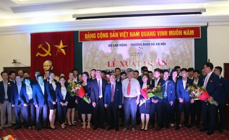 Các thành viên đoàn Việt Nam tham dự kỳ thi tay nghề ASEAN lần thứ XI