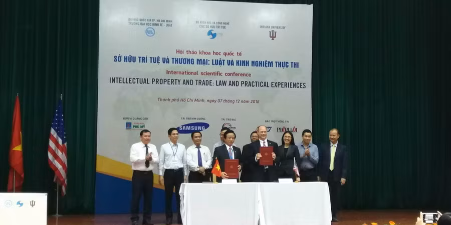 Lãnh đạo Trường Đại học Kinh tế- Luật ký kết hợp tác với Trường Luật Robert H.McKinney