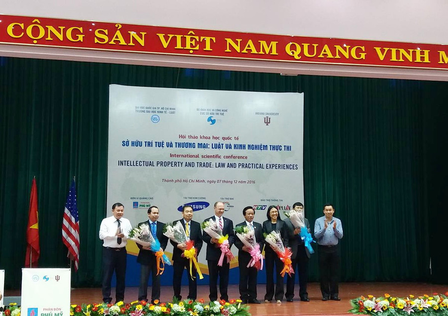 Lãnh đạo Trường Đại học Kinh tế- Luật chúc mừng ban quản lý Trung tâm pháp luật Hoa Kỳ