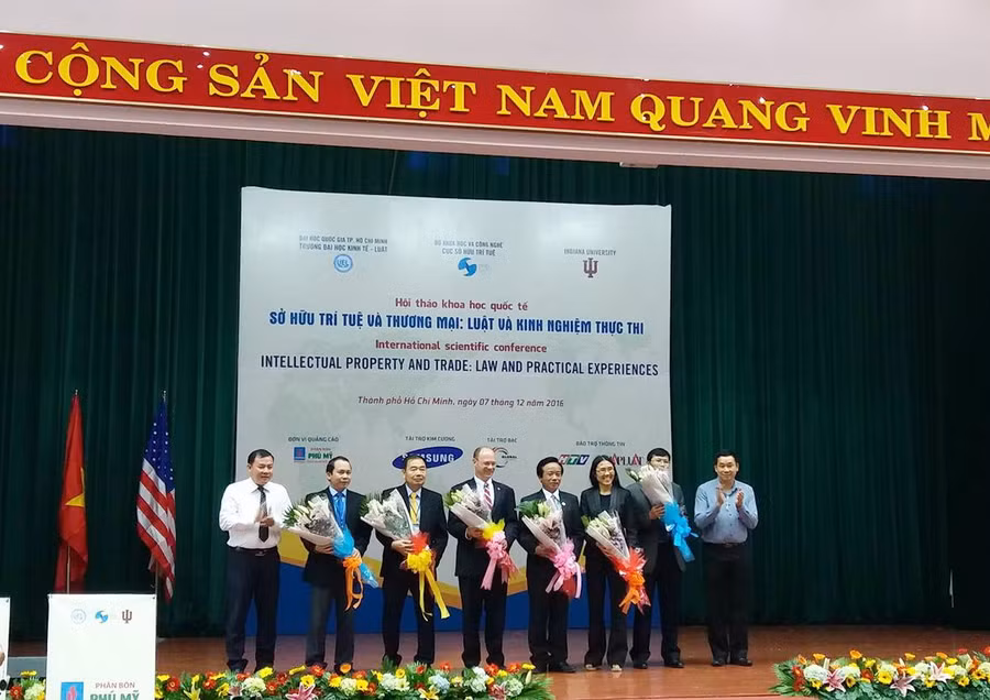 Lãnh đạo Trường Đại học Kinh tế- Luật chúc mừng ban quản lý Trung tâm pháp luật Hoa Kỳ