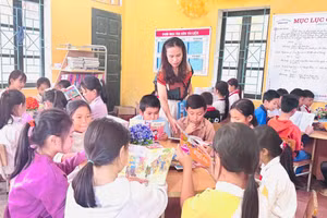 Chị Trịnh Thị Ngọc Chung hướng dẫn học sinh tại thư viện. Ảnh: NVCC