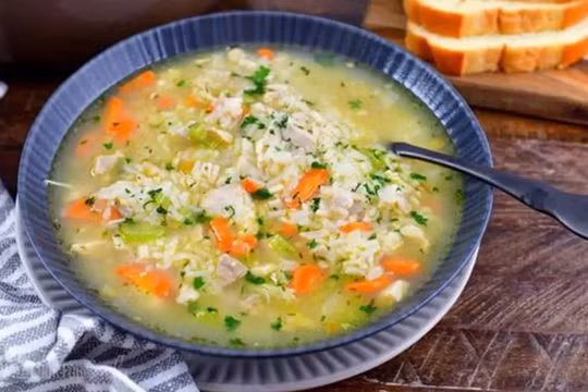 Khi ăn cơm chan canh, tác động trực tiếp nhất là làm lượng dịch trong dạ dày tăng đột ngột. (Ảnh: ITN).