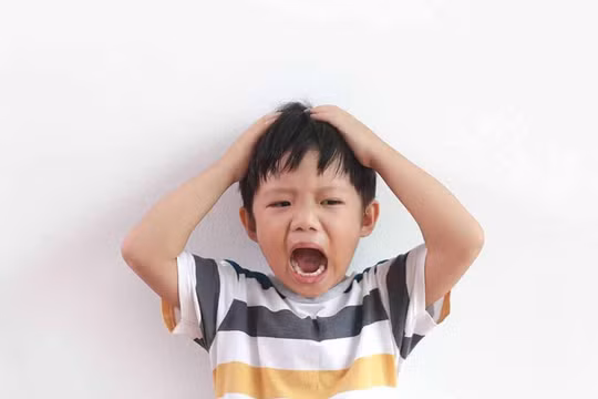 Những biến động cảm xúc của trẻ thường khiến cha mẹ cảm thấy bất lực. (Ảnh: ITN).