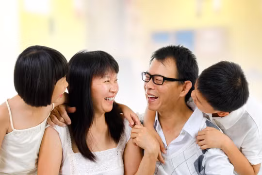Thái độ của trẻ cũng dạy cho cha mẹ cách vượt qua những rắc rối trong cuộc sống. (Ảnh: ITN).