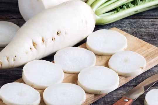 Vị cay của củ cải trắng có thể kích thích nhẹ niêm mạc đường tiêu hóa, thúc đẩy bài tiết dịch vị và dịch ruột, đồng thời tăng nhu động ruột. (Ảnh: ITN).