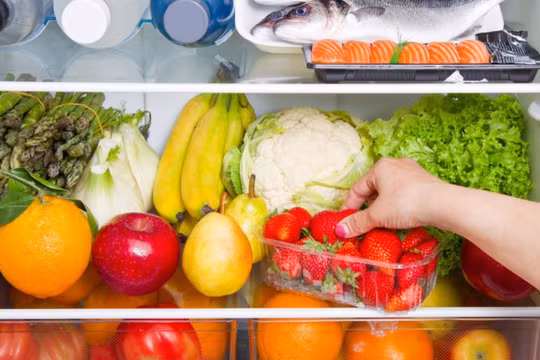 Ngày nắng nóng, tủ lạnh là “chiến trường” của rau quả. (Ảnh: ITN).