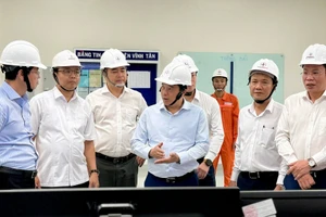 Bí thư Tỉnh ủy Lâm Đồng Y Thanh Hà Niê Kđăm cùng đoàn công tác đến thăm, chúc Tết cán bộ, công nhân viên Trung tâm Điện lực Vĩnh Tân.