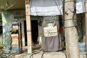 Các trạm kinh doanh xăng dầu tại đảo Phú Quý thông báo hết xăng.
