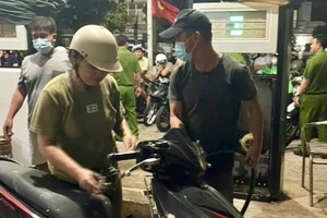 Người dân đặc khu Phú Quý được cung cấp xăng từ kho dự trữ.