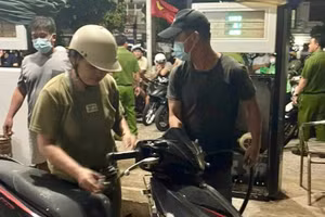 Người dân đặc khu Phú Quý được cung cấp xăng từ kho dự trữ.