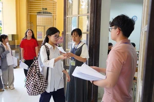 Thí sinh đến làm thủ tục dự thi tốt nghiệp THPT năm 2025 - chiều 25/6.