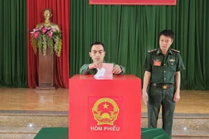 Cử tri bỏ phiếu tại Tiểu đoàn Huấn luyện - Cơ động 1, xã Thuận Hạnh, tỉnh Lâm Đồng.