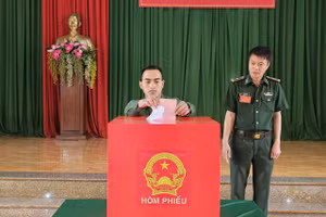 Cử tri bỏ phiếu tại Tiểu đoàn Huấn luyện - Cơ động 1, xã Thuận Hạnh, tỉnh Lâm Đồng.