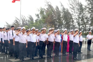 Lữ đoàn Không quân Hải quân 954 dâng hương tưởng niệm các Chiến sĩ Gạc Ma đã hy sinh.