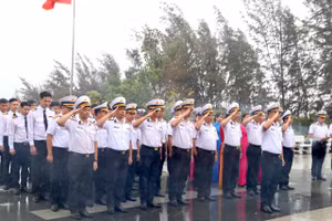 Lữ đoàn Không quân Hải quân 954 dâng hương tưởng niệm các Chiến sĩ Gạc Ma đã hy sinh.