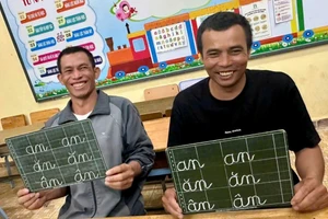 Đồng bào Churu tham gia lớp học xóa mù chữ.