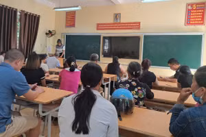 Buổi họp phụ huynh tại trường THCS thị trấn Tằng Lỏng ngày 6/10.