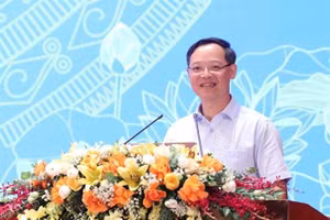 Ông Trương Anh Dũng, Cục trưởng Cục Giáo dục nghề nghiệp và Giáo dục thường xuyên báo cáo tại Hội nghị Giám đốc Sở GD&ĐT năm 2025. Ảnh: Minh Cương.