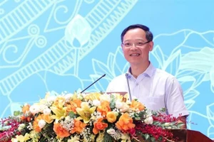 Ông Trương Anh Dũng, Cục trưởng Cục Giáo dục nghề nghiệp và Giáo dục thường xuyên báo cáo tại Hội nghị Giám đốc Sở GD&ĐT năm 2025. Ảnh: Minh Cương.