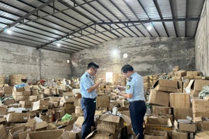 Lực lượng Quản lý thị trường tỉnh Quảng Ninh tại hiện trường.