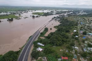 Quốc lộ 1A qua xã Lương Sơn (Lâm Đồng) ngập sâu.