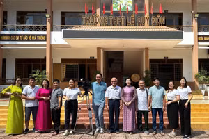 Đoàn phim “Nhà giáo đi B” cùng các thầy cô giáo tại trường THPT Lê Quý Đôn, Đắk Lắk