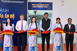 Các đại biểu cắt băng khánh thành Không gian văn hóa Ấn Độ.