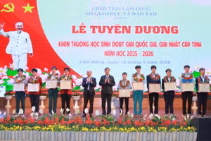 Phó Chủ tịch UBND tỉnh Nguyễn Minh trao Bằng khen của Bộ GD&ĐT cho học sinh đạt giải quốc gia và cấp tỉnh.